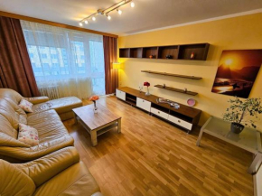 Family apt for 6, 10mins to Centre, Free parking, Quiet location, New Furniture, Balcony